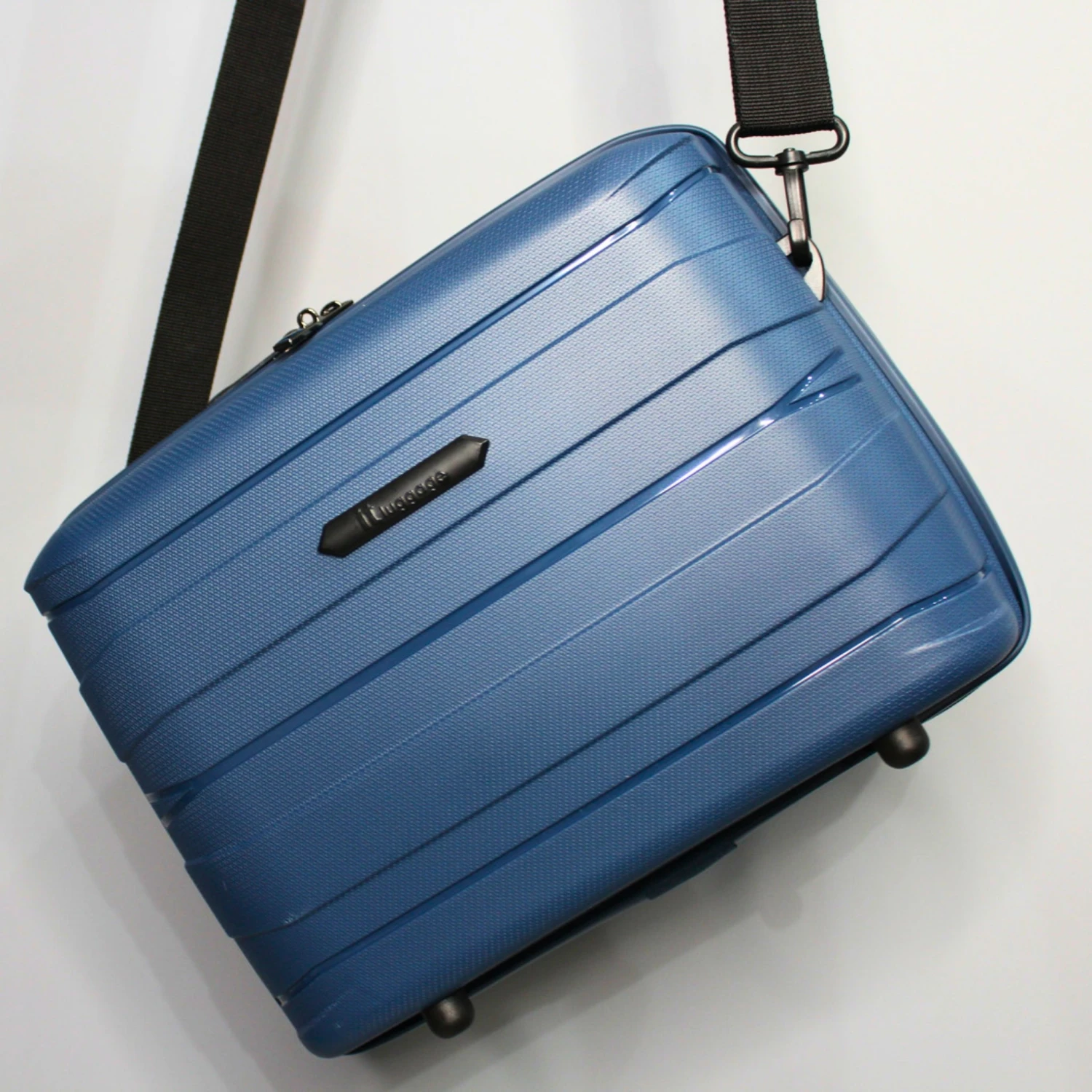 IT Luggage Momentous - Vanity Case (Tibetan Lan) 4 IT Luggage Momentous - Vanity Case (Tibetan Lan) - Image 4